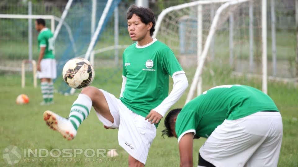 Adam Alis saat melakukan pemanasan.
